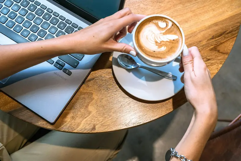 Pause café devant un ordinateur portable au bureau