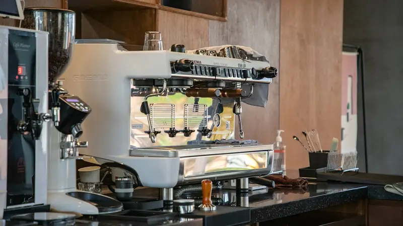 Comptoir de café avec machine et moulin