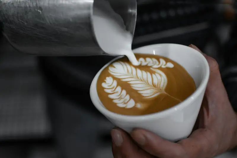 Cappuccino avec latte art servi lors d'un événement