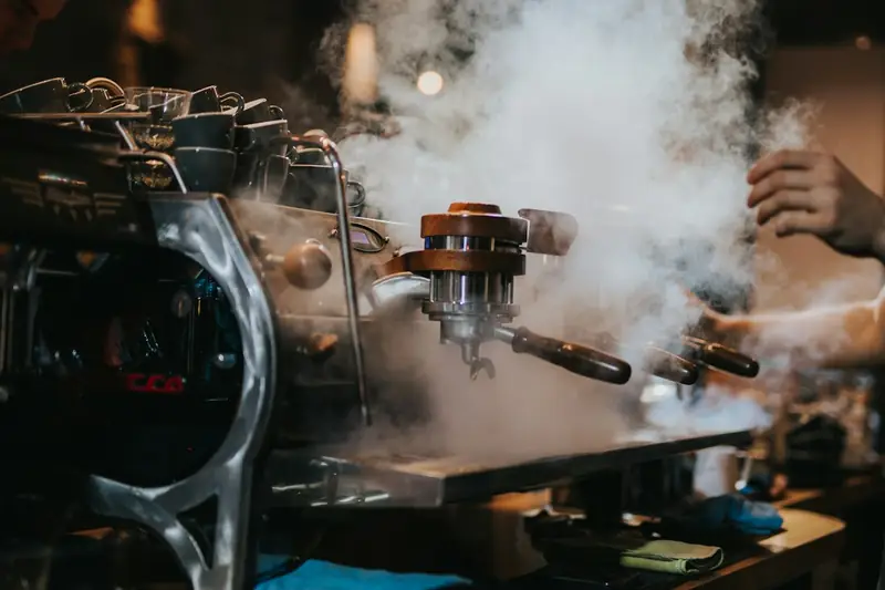 Machine expresso professionnelle en pleine extraction dans un bar